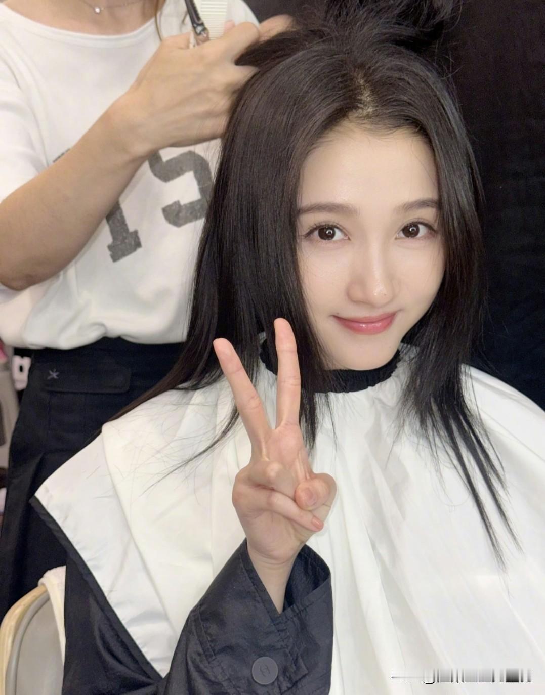 刚杀青就敢这么玩？关晓彤7月3日这波操作直接把“生图杀手”的标签焊死了！

没有