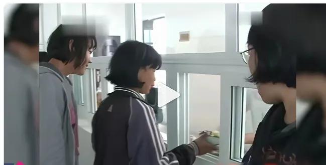 她为教育付出了一切，
她送了两千名女孩走出了贫困的大山】她把自己活成了大山里的“