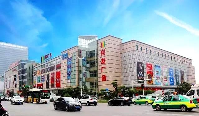 今天中午在襄阳航空路民发广场，12:50那场《八仙》一进影厅就有点意外：座位几乎