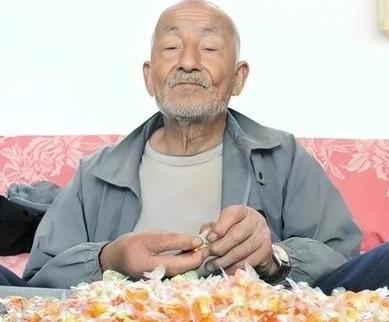 2011年，山东，一95 岁老人，在二十年间的时间里，他每天都会吃下四斤糖，只要