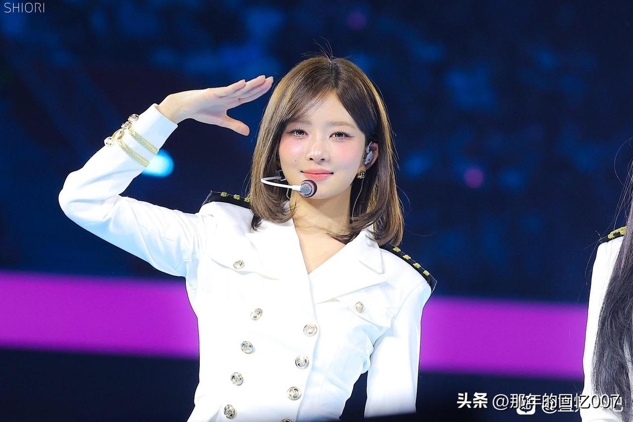 舞台上的甜美少女，白色军装帅气十足！💃✨