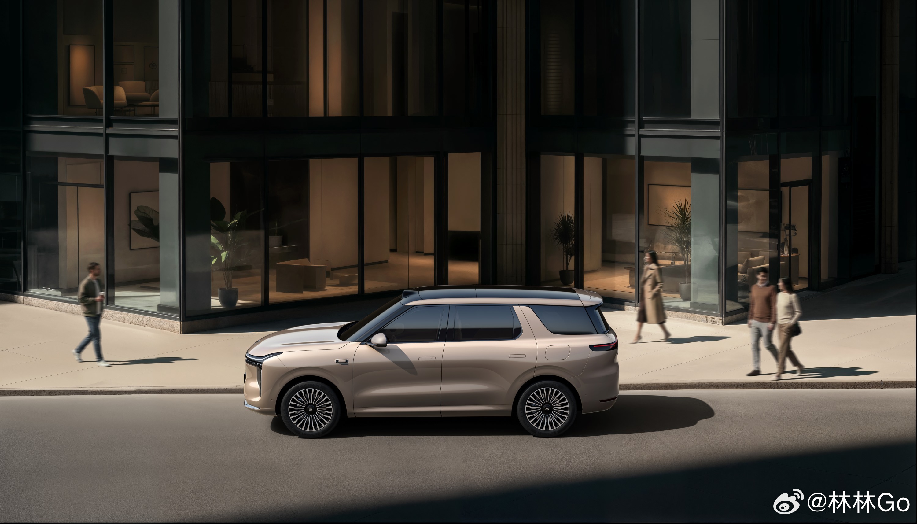 智己LS8正式开启预售了！智己LS8堪称上汽集团最强8系，有大五座和大六座版本，