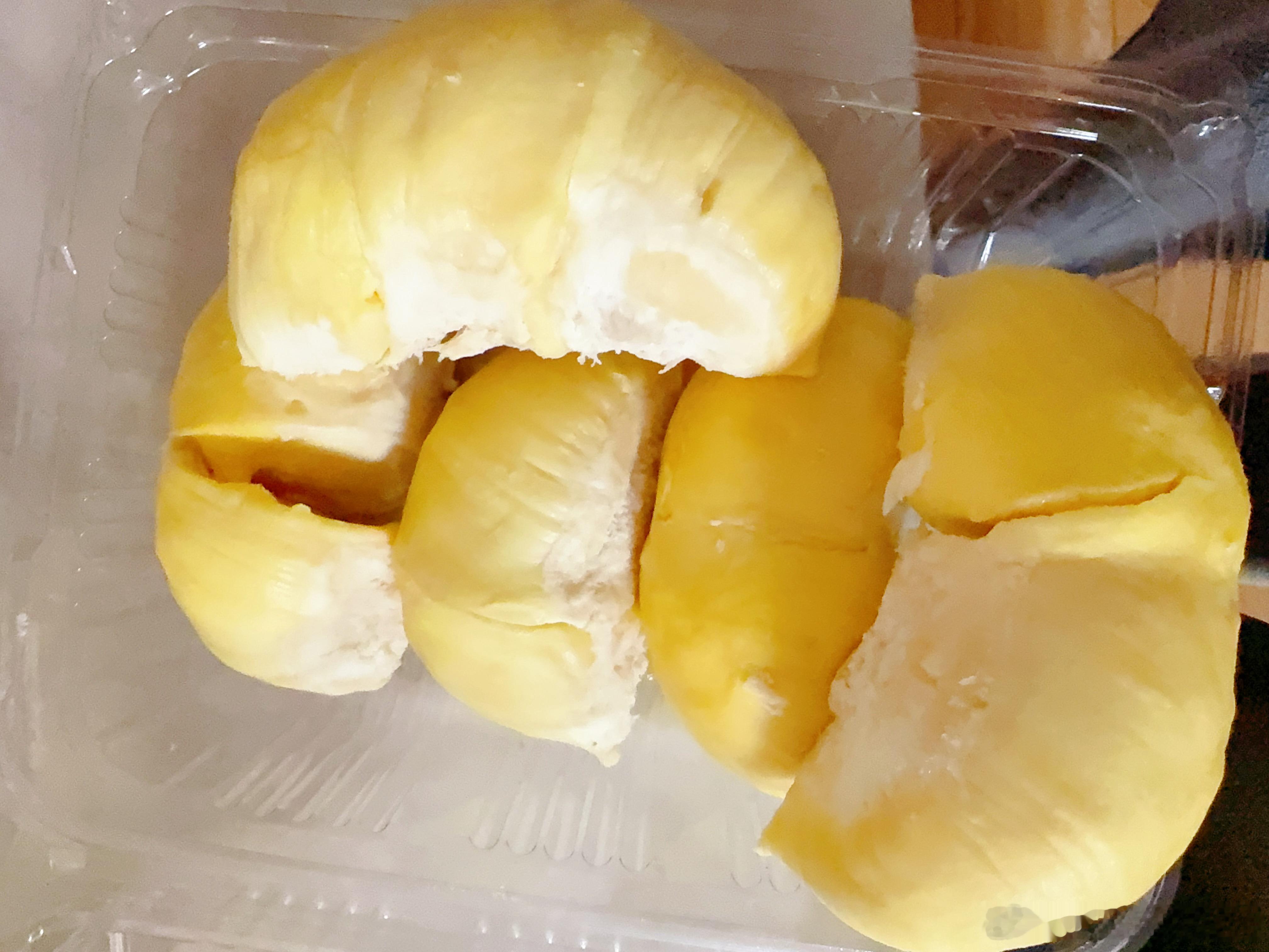 吃的太撑了，动不了一点了，吃完饭炫了三房榴莲感觉今年的榴莲味道都差点事儿，这个榴