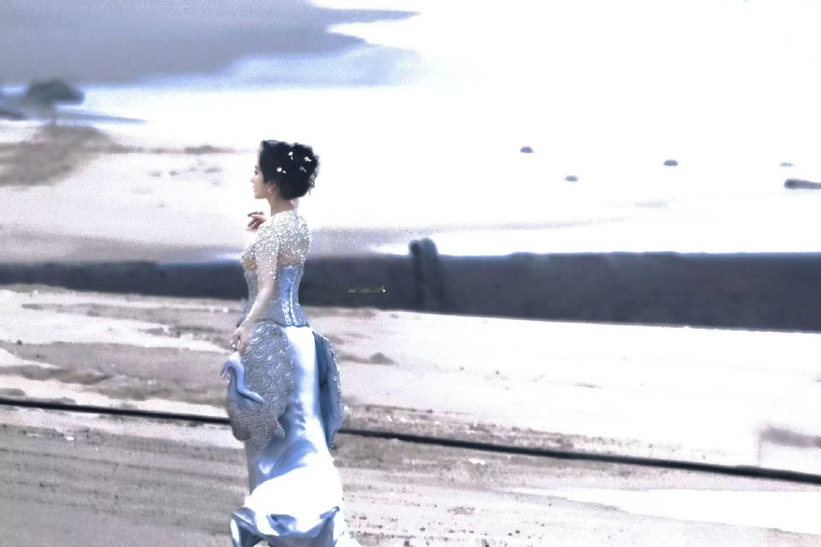杨幂贝壳鱼尾礼服杨幂elle盛典造型路透明天得美成啥样啊🧜‍♀️ ​​​