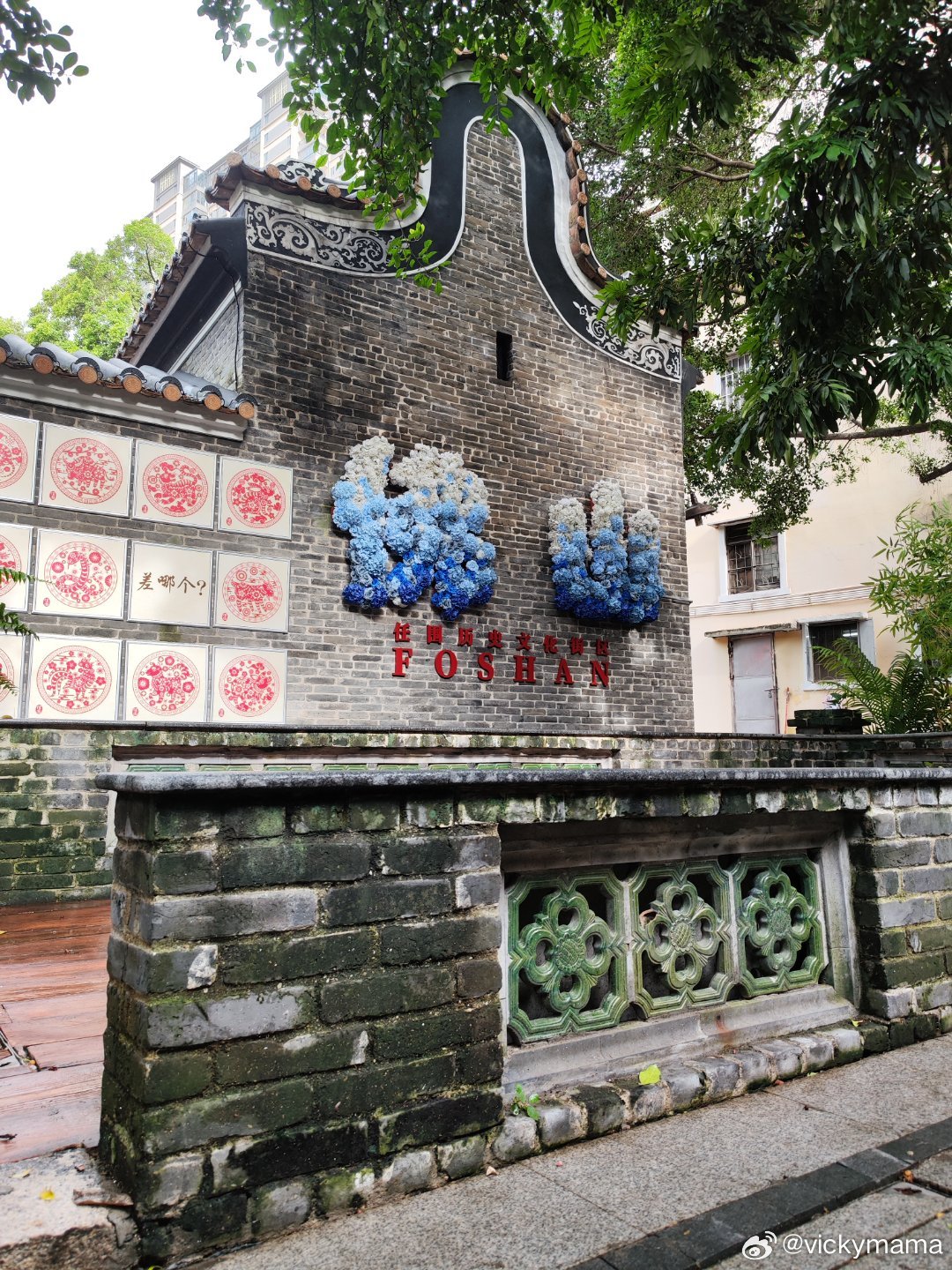 昨天经历了一阵台风雨，在佛山站附近拍完高铁后，上了一部公共汽车准备去地铁站的，途