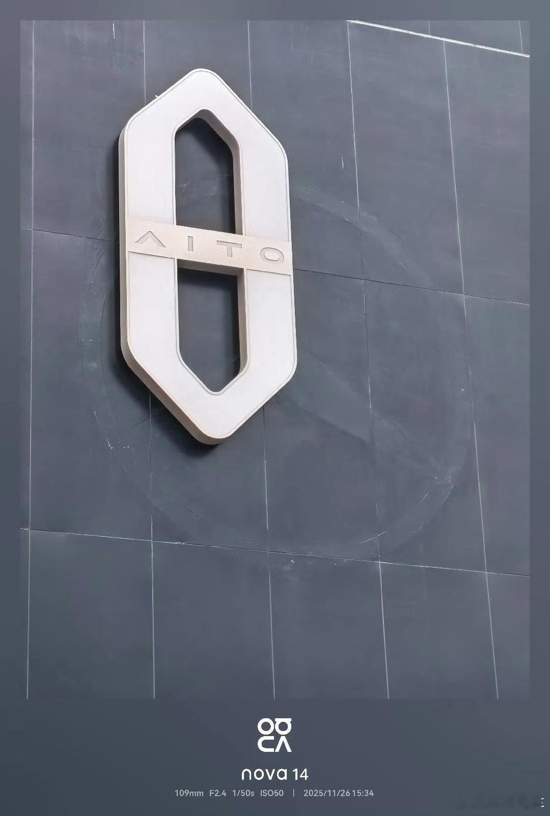 看到一张图，大家发现一个若隐若现的标志了吗？