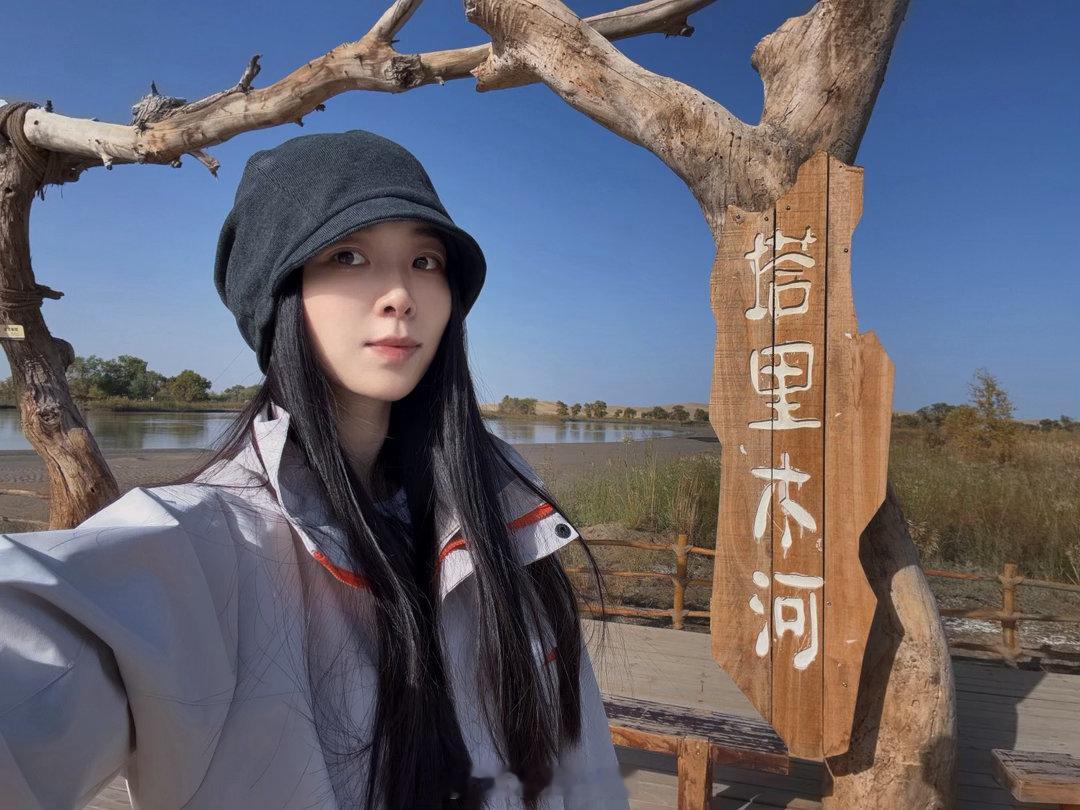笑看生活杂七杂八[超话]  青春很快，不畏惧镜头今天的湖泊和沙漠，是干涸与生机。