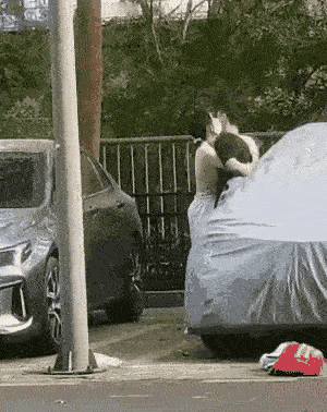 我爱着你你却爱着她！让我情何以堪啊！