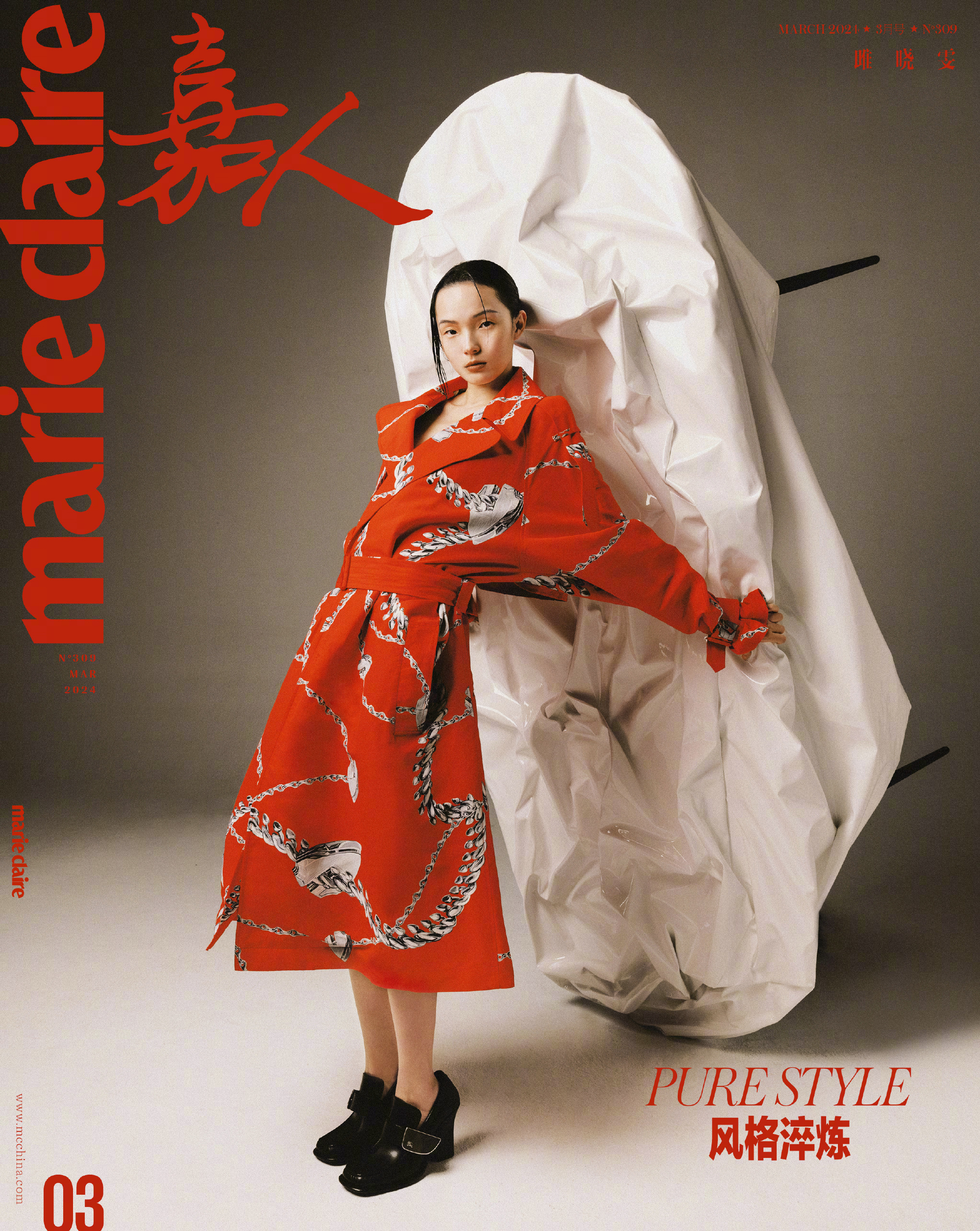 雎晓雯亮相嘉人三月刊封面，一看风格就知道是钟灵的风格，比较厉害的是这是小文具连续