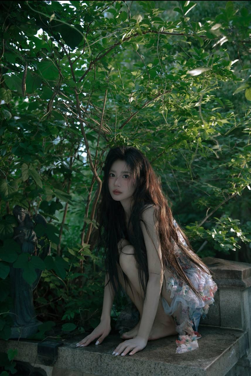 森林深处的神秘少女，静谧而梦幻。高清美女 分享美少女倩影 森林系美人