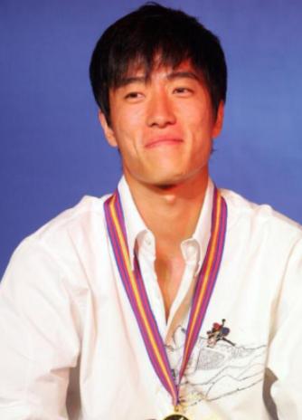 2004年，刘翔夺冠后，开发商送给他一套价值225万的房子，他却转身送给了教练，