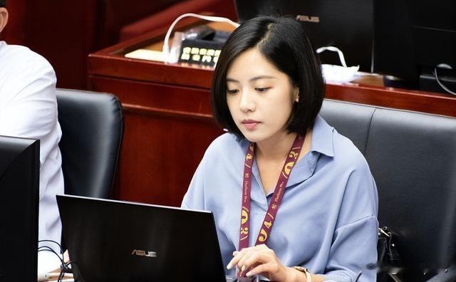 33岁的黄瀞莹担任台北市议员。看起来不算什么，可台北市议员也仅61人，这么来说，