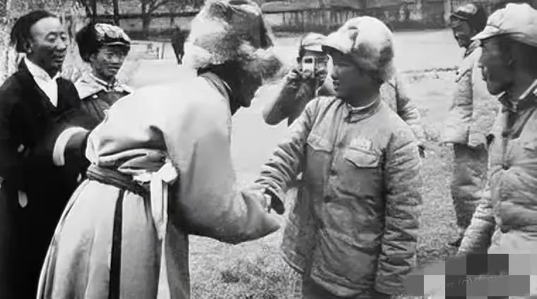 1951年，阿里驻军断粮，连马都杀了吃。眼看全军都要饿死，一个小战士干了一件事，