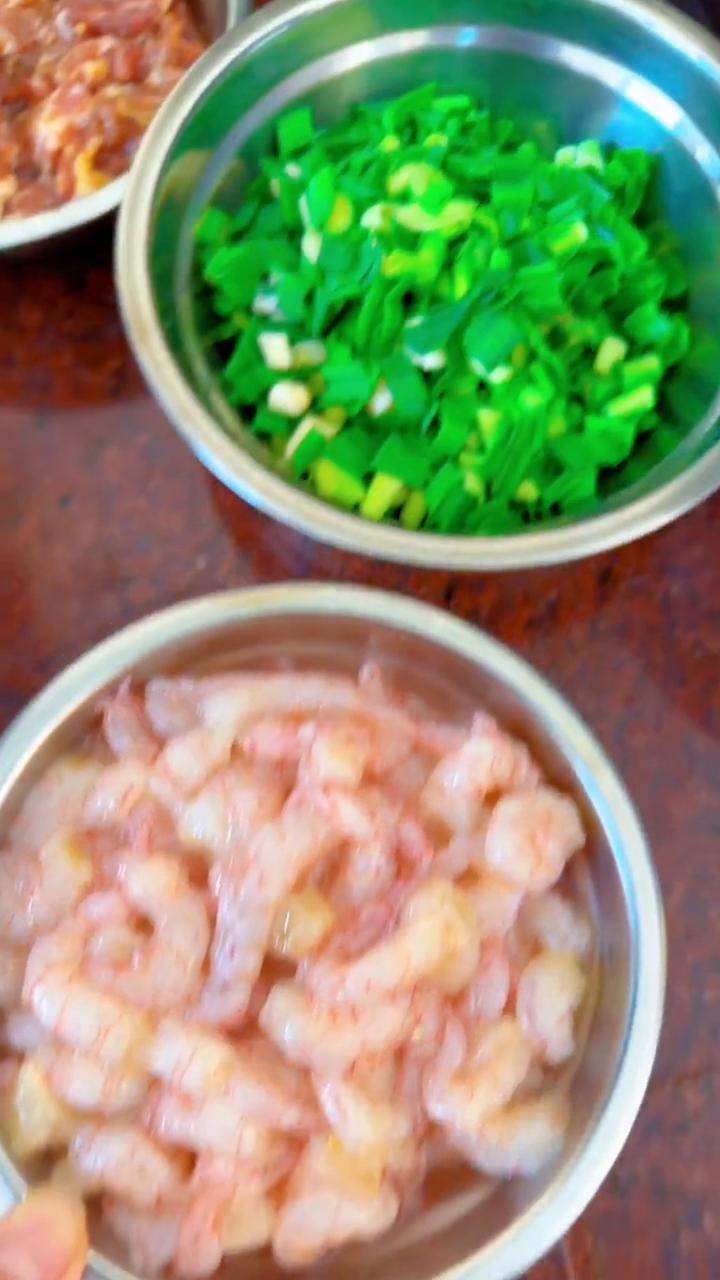 这个海虾肉太新鲜了，中午专门留这么多来炒饭，还有一点炒给小孩子吃。看看这个虾肉，