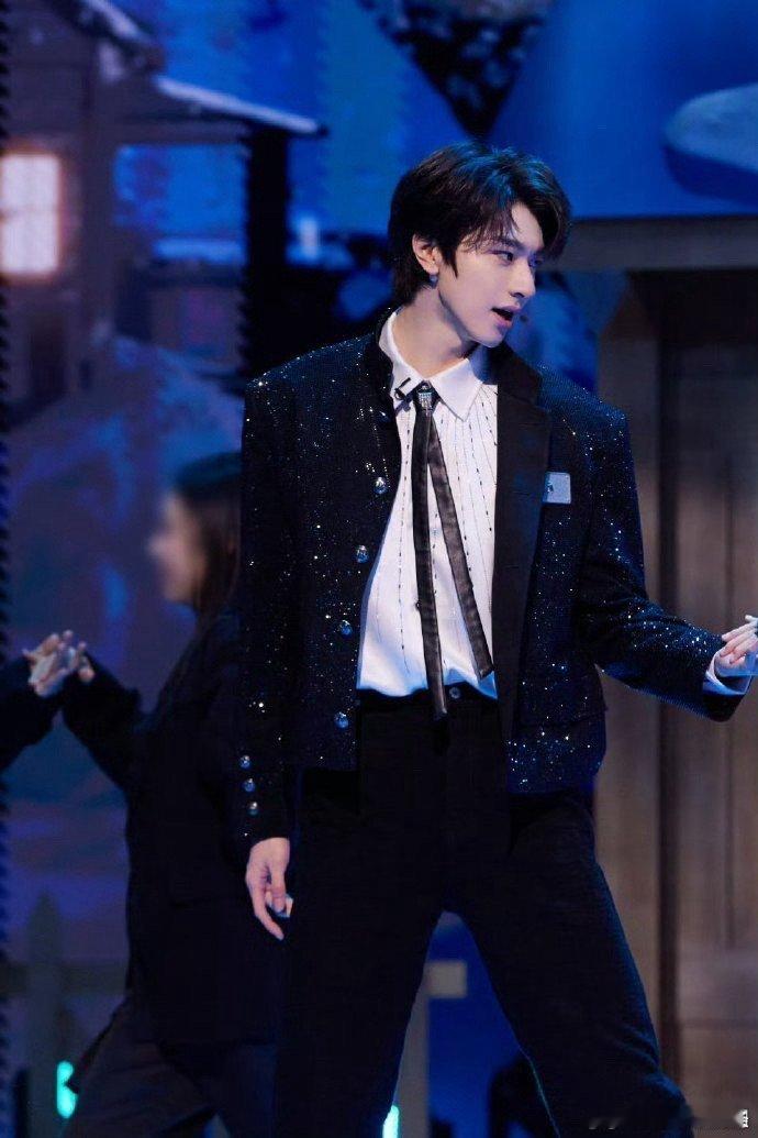 林一好六单膝跪地你好星期六林一在《你好星期六》的这一表现，简直让人眼前一亮，期待