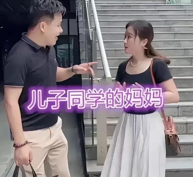 四川成都一处市民广场，男子准时赴约相亲，抬头看见对面的人当场愣住。面前的女子看着