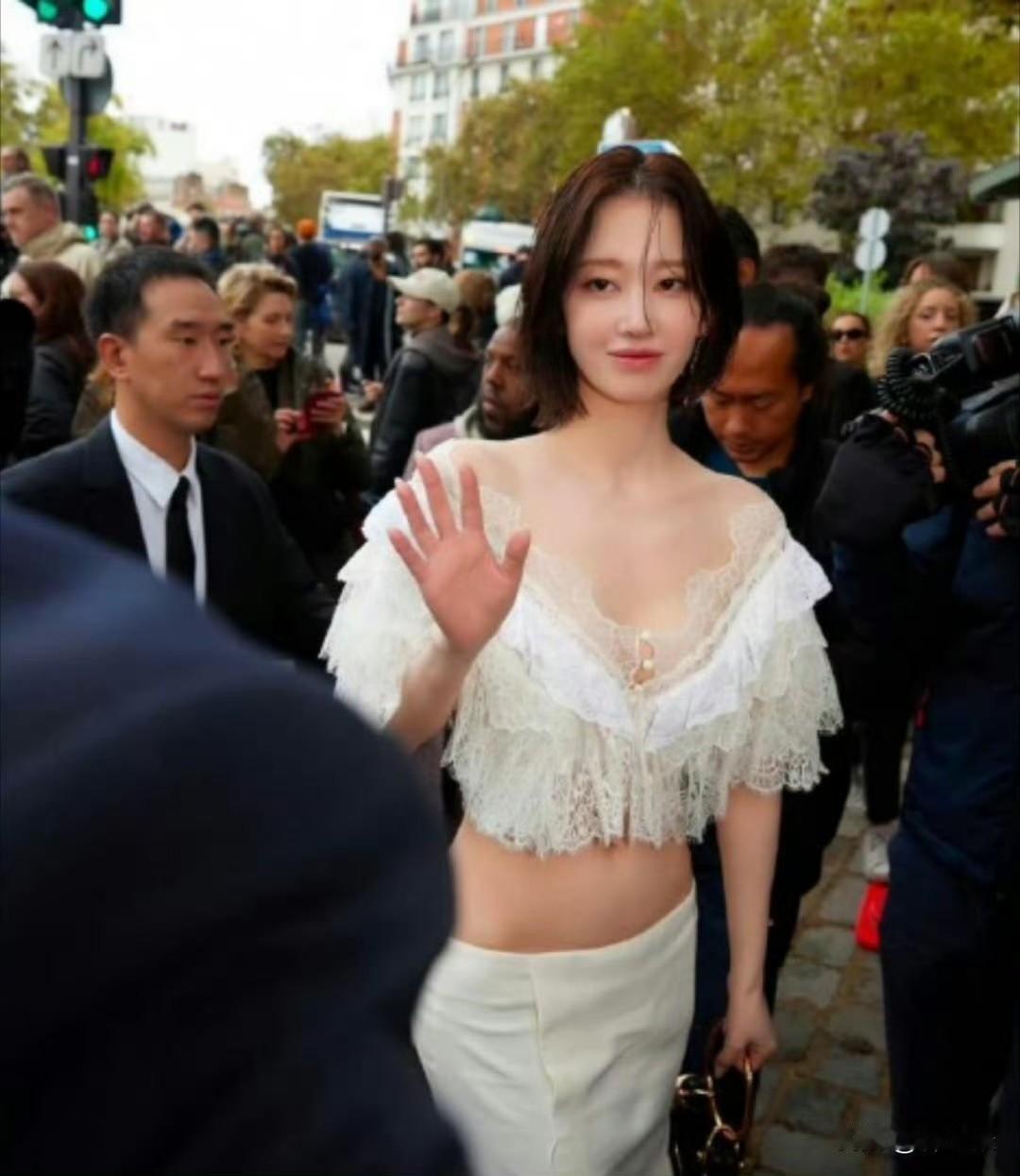 这是能穿到公共场合的衣服吗？捂着眼睛偷偷看！

全钟瑞的着装真的大胆火辣啊，一点