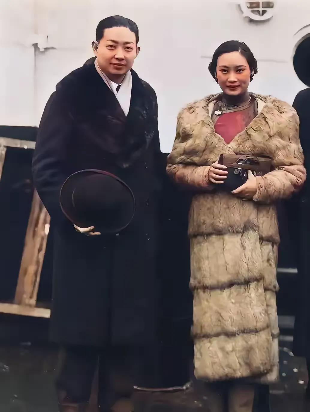 1933年，胡蝶和梅兰芳在汇山码头合照，两人的颜值都很高！