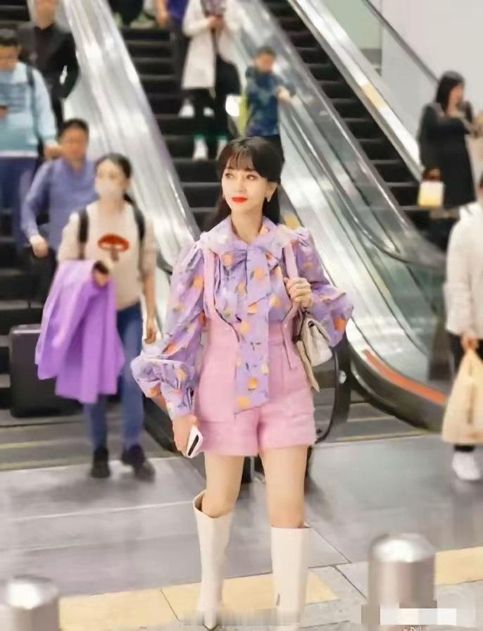 是她老公喜欢这种少女风格吗， 70多岁了还在扮嫩 