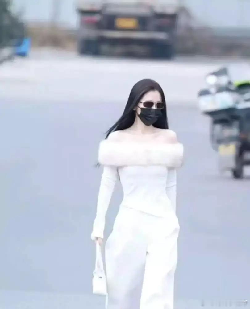 青青娱乐虞书欣穿一字肩上衣身姿窈窕 白衣搭配墨镜气场全开 