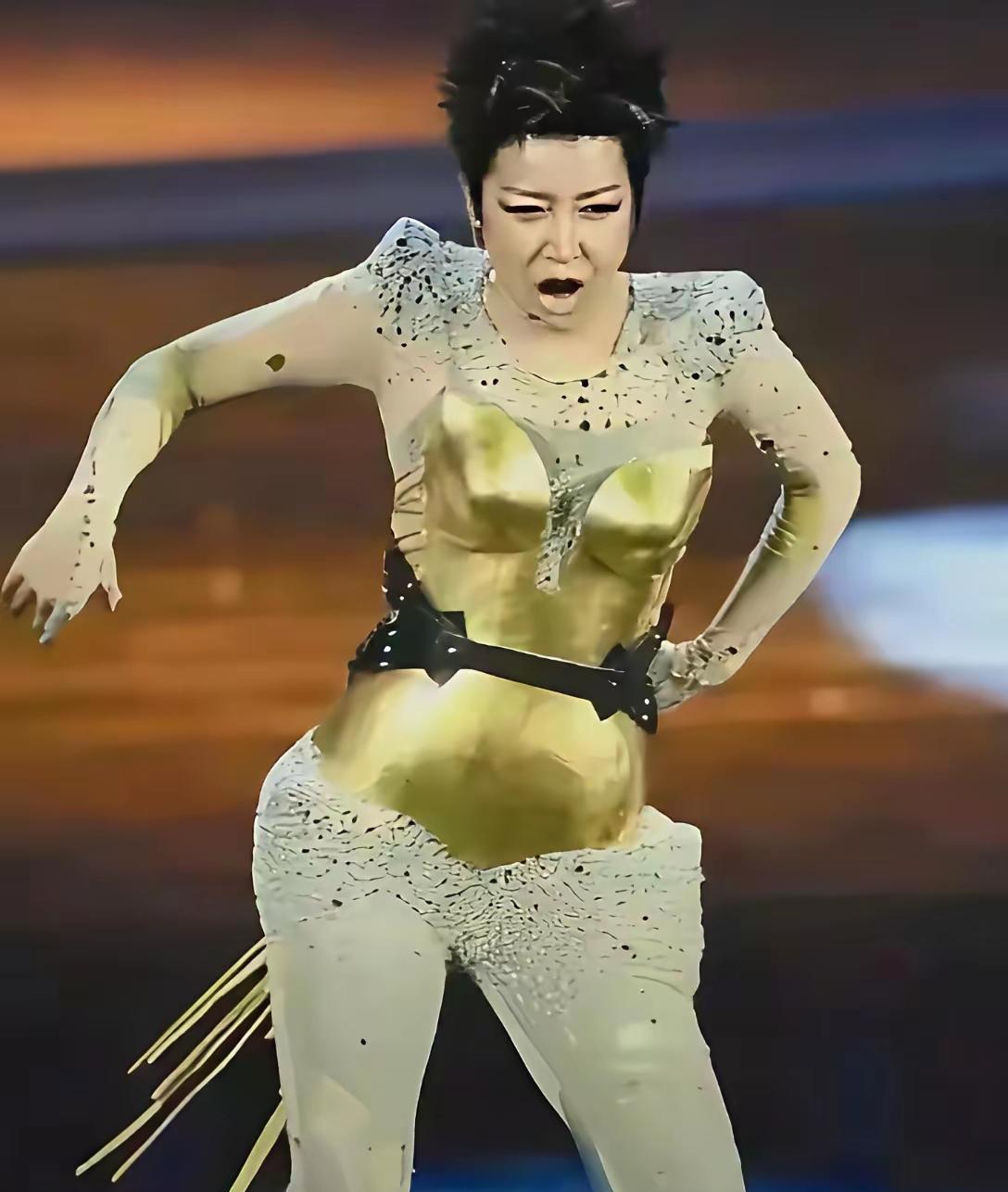 孙悦穿得花，跳得嗨，有人骂她装嫩。
可她一开口，《祝你平安》一响，全场起鸡皮疙瘩