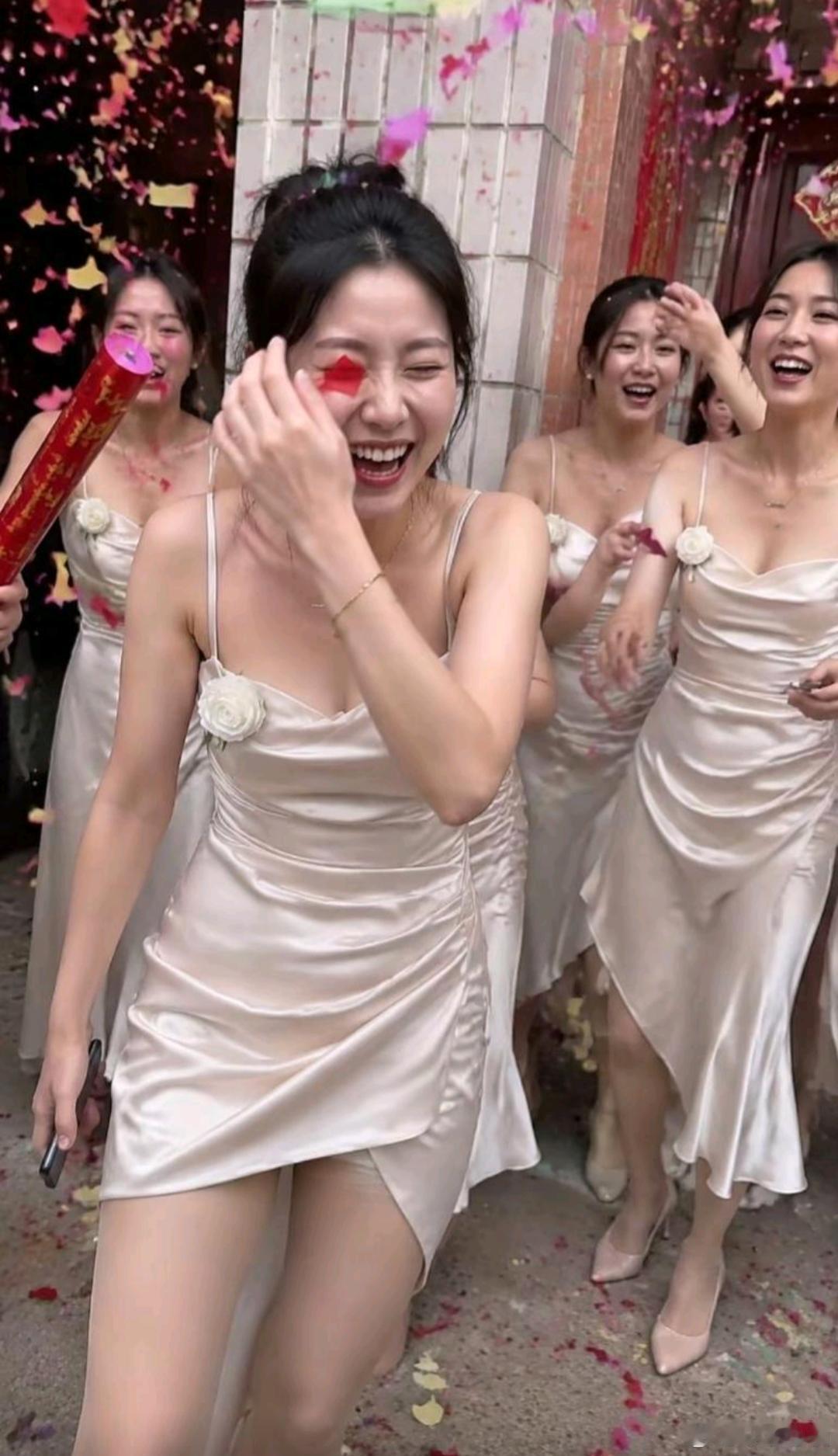 我说中间的伴娘最美，应该没人反对吧？ 