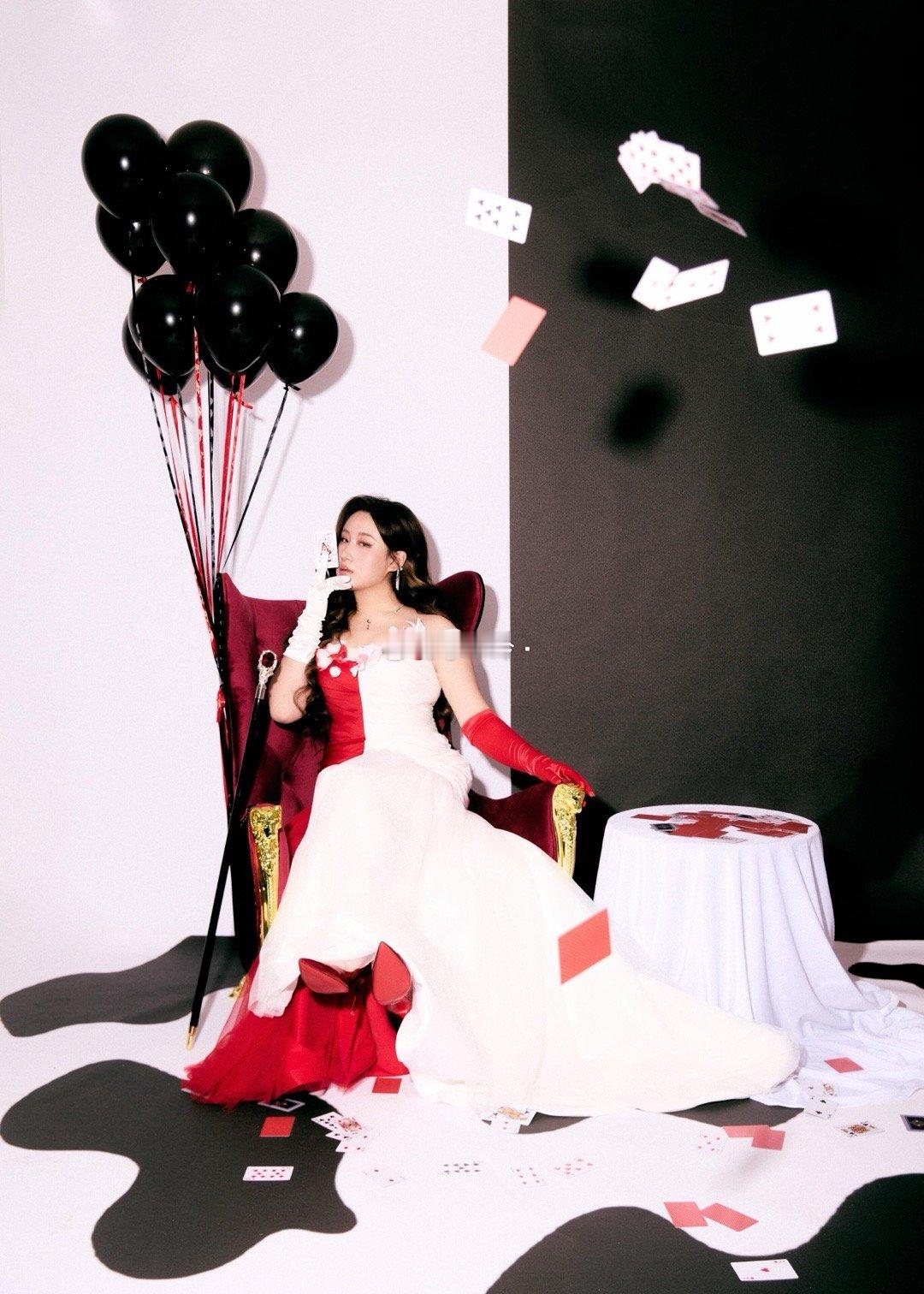 锤娜丽莎这穿搭脑洞绝了，加麻加辣的时尚感，把穿搭玩出新高度了啊，创意满分越来越瘦