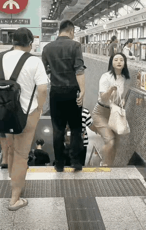 1 阳光有活力，走路带风的女子，谁不喜欢？
2 天呐！她的裙角是不是着火了！
3