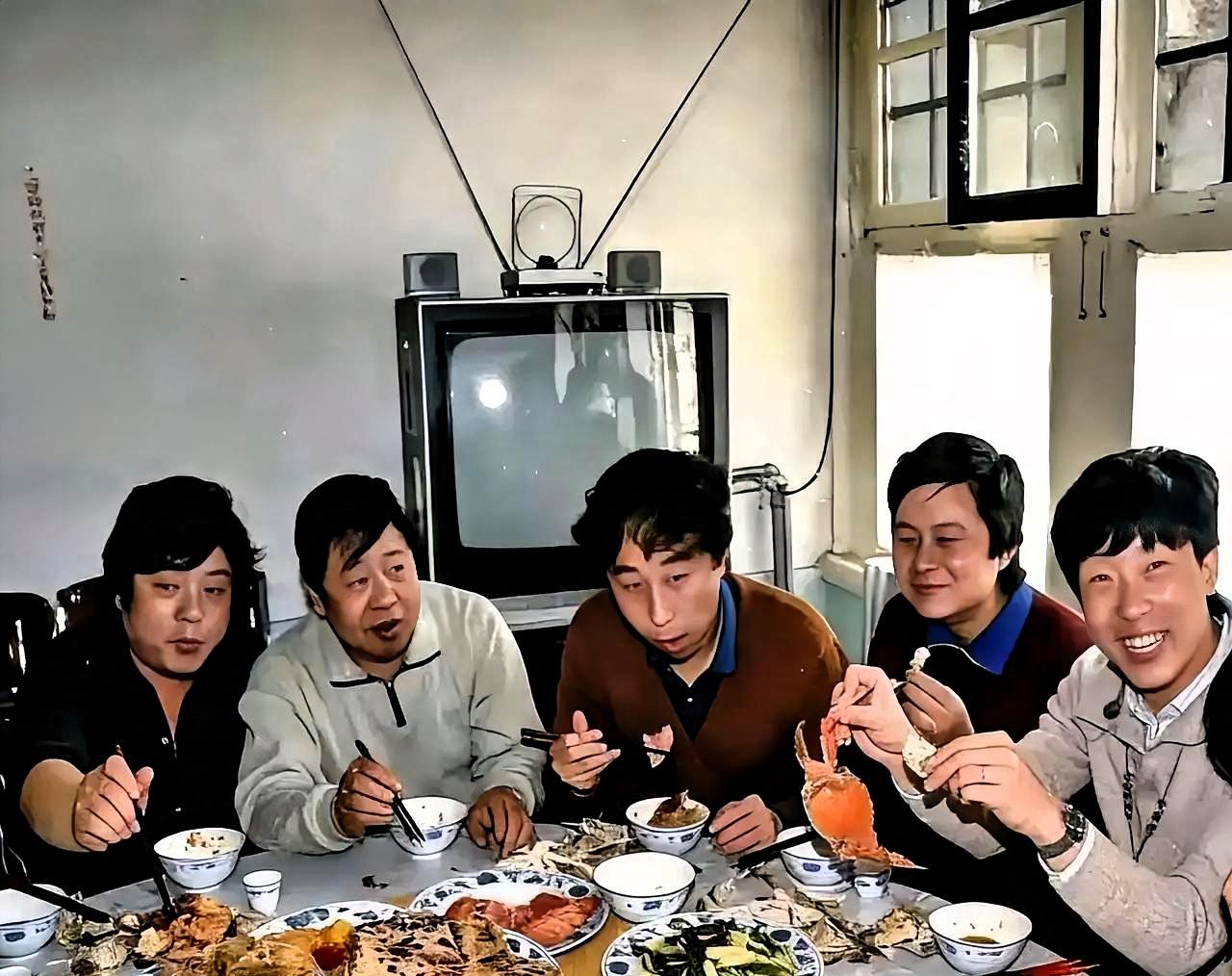 80年代相声界顶级聚餐照流出！冯巩稳居C位，一手拿着螃蟹笑得开怀，身旁马季大师气
