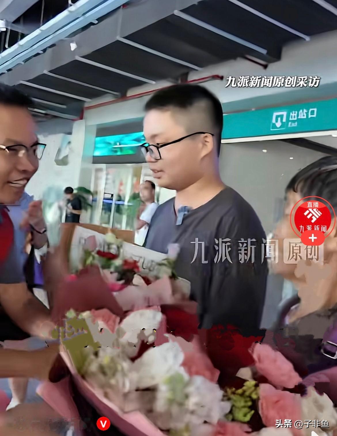 近日，湖南湘乡一男孩高考完，他做的第一件事就是替远去的父母尽孝，带着奶奶从湘潭出