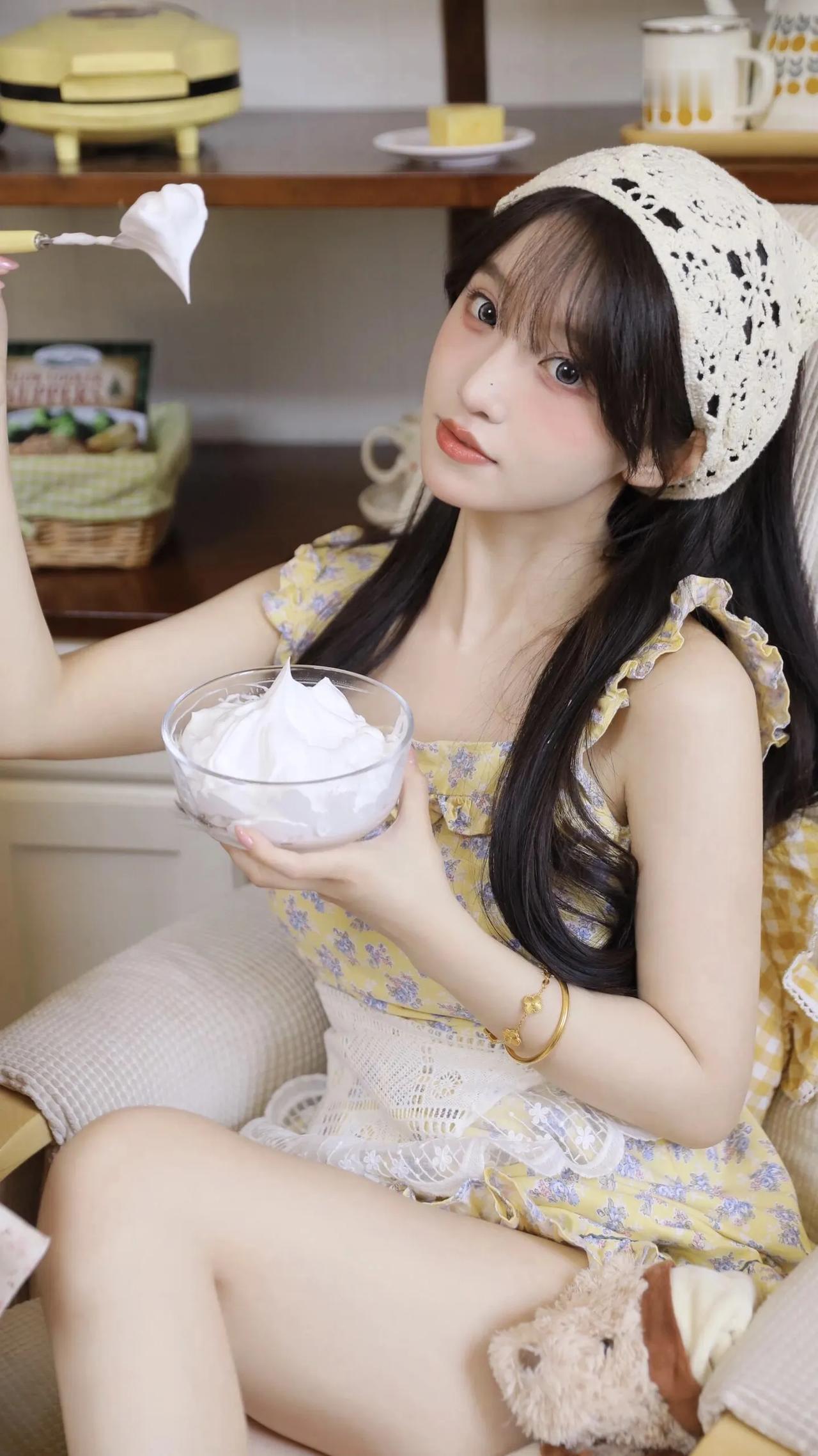 甜美下午茶时光，享受奶油的丝滑与生活的惬意。🍰💕