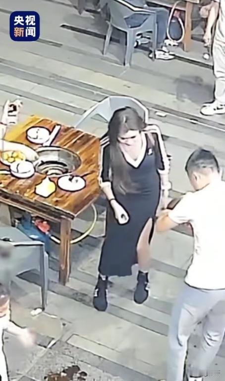 被烫到不得了！在那一瞬间热油必须烫到我，也不能烫到孩子，锅里有220多度的油，被