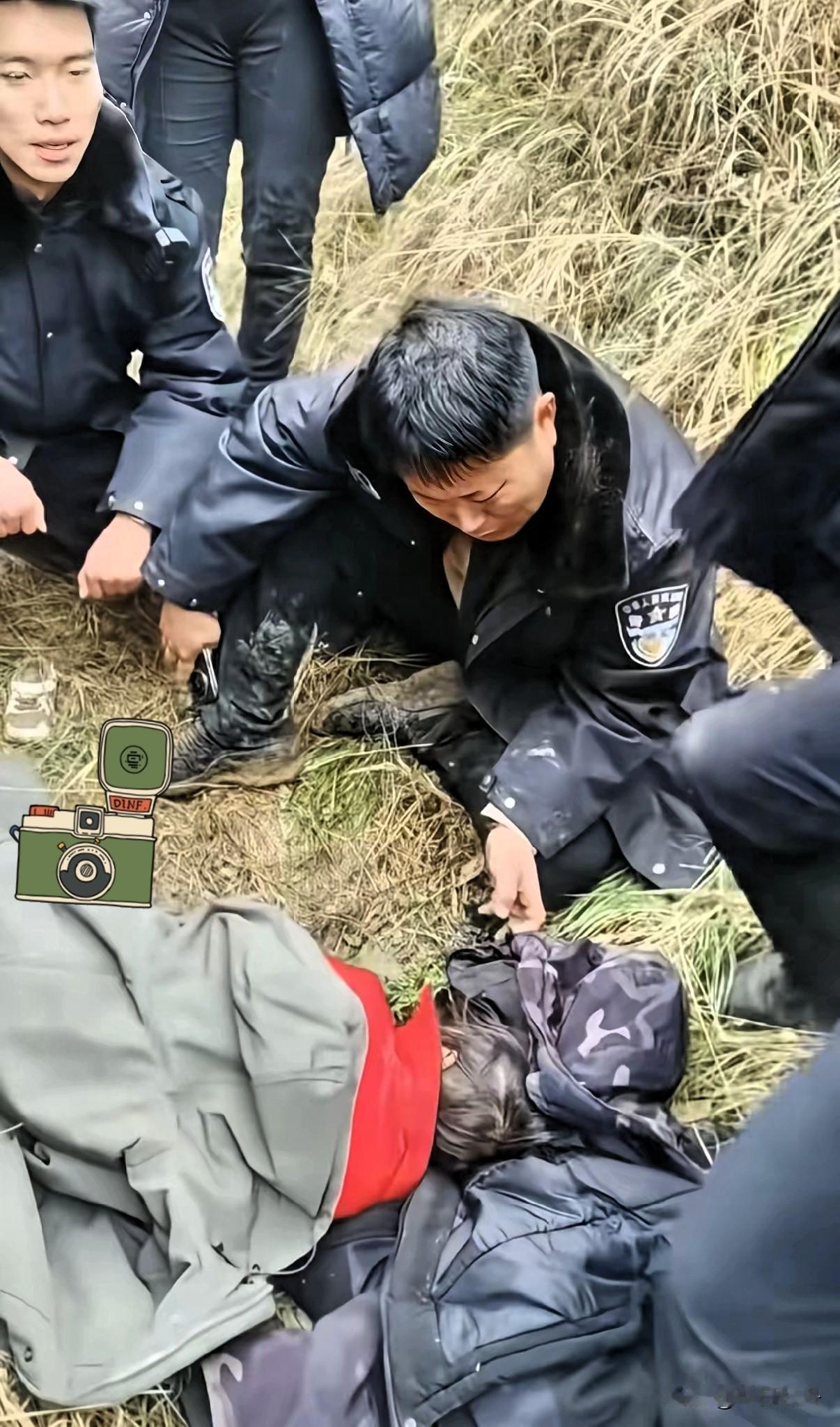 这位警察叔叔一定也是一位好父亲！在地头车内丢失的4岁女童找到了，本来是开心的事情