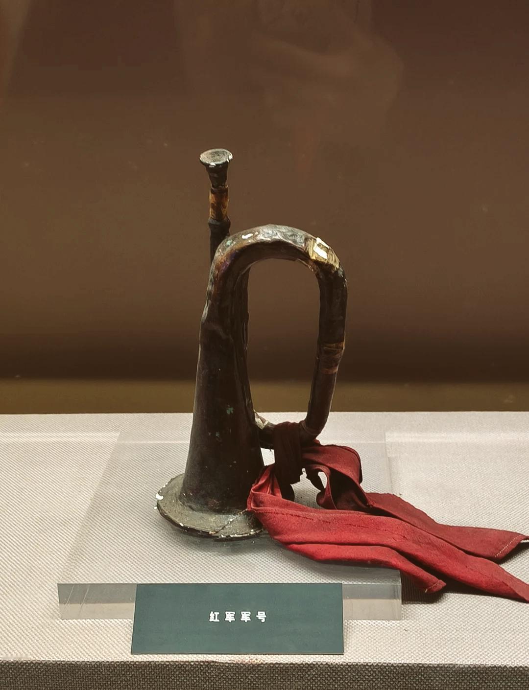 “旗手险，号兵更险；冲锋号响，号兵先亡。”老红军中流传着这一条血色铁律。

为什