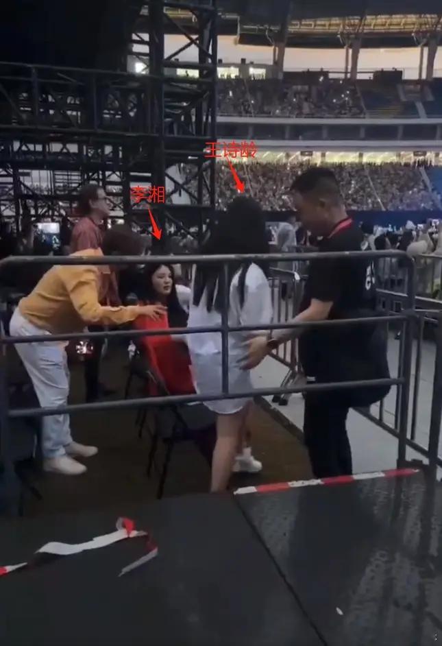 李湘王岳伦带王诗龄看周杰伦演唱会，一家三口同框温馨和谐，王岳伦在落坐前还拍了拍李