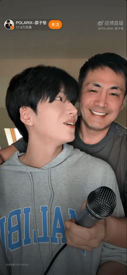 邵兵亲了邵子恒一口邵子恒直播间的惊喜嘉宾竟是邵兵，只见邵兵直接亲上儿子，这父子互