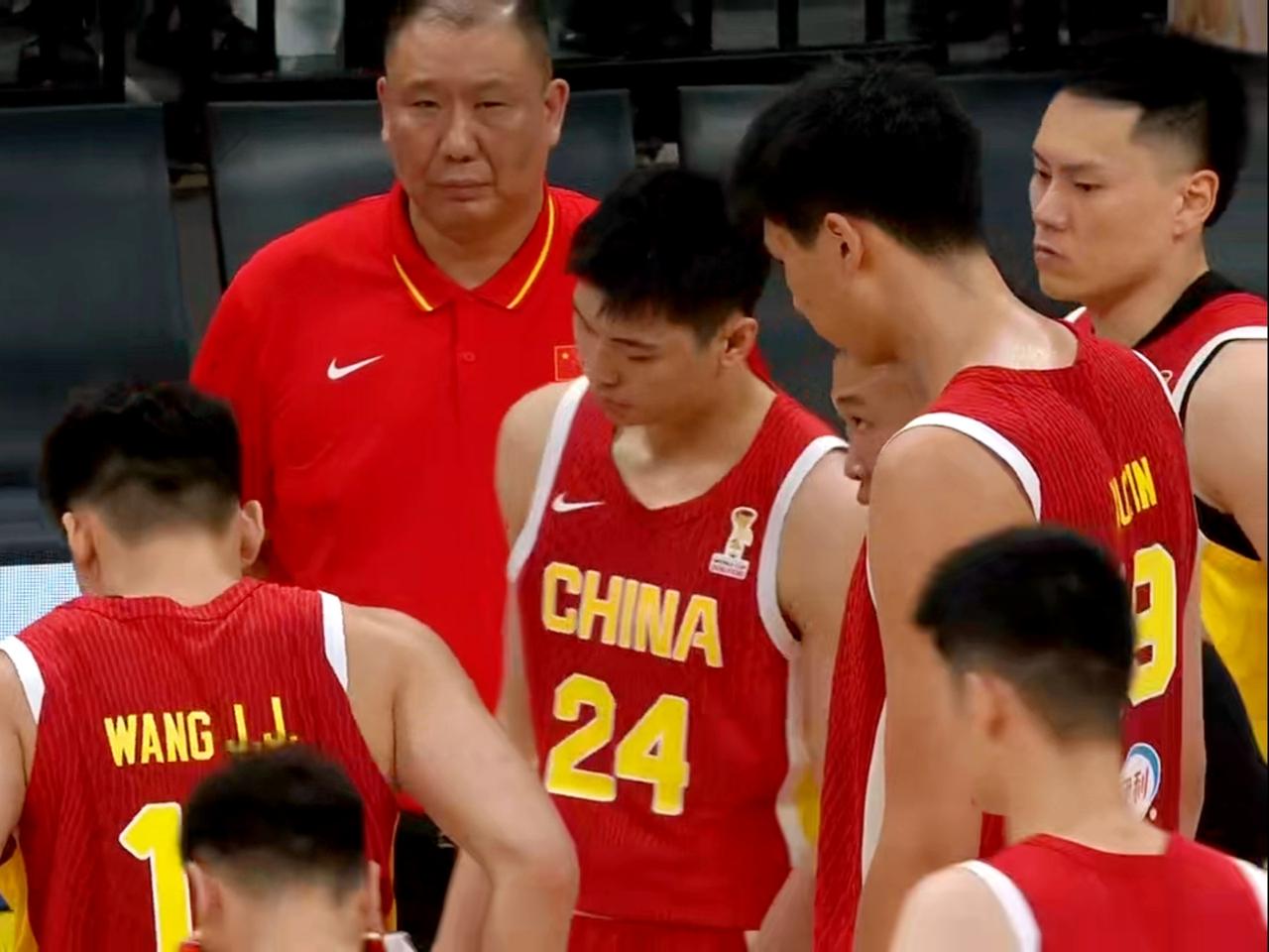 男篮半场落后10分，下半场稳着来就行

男篮由老队员首发带队，开局打得不错，大家