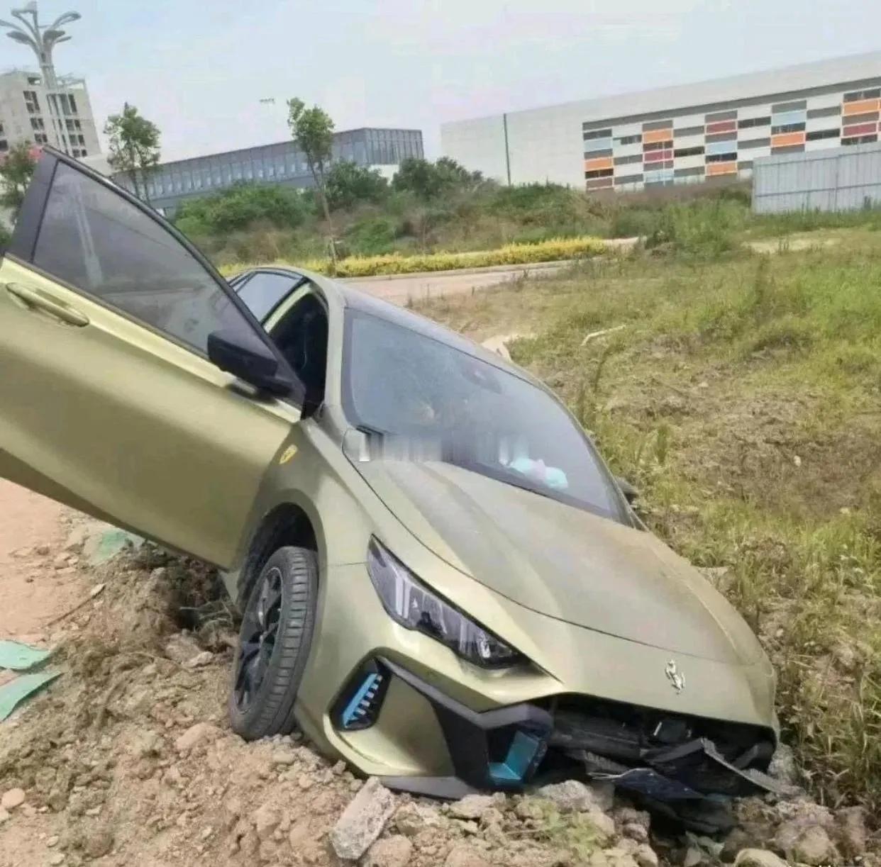 这到底是啥车啊？整那么多车标，反正我这车盲是看不出来！