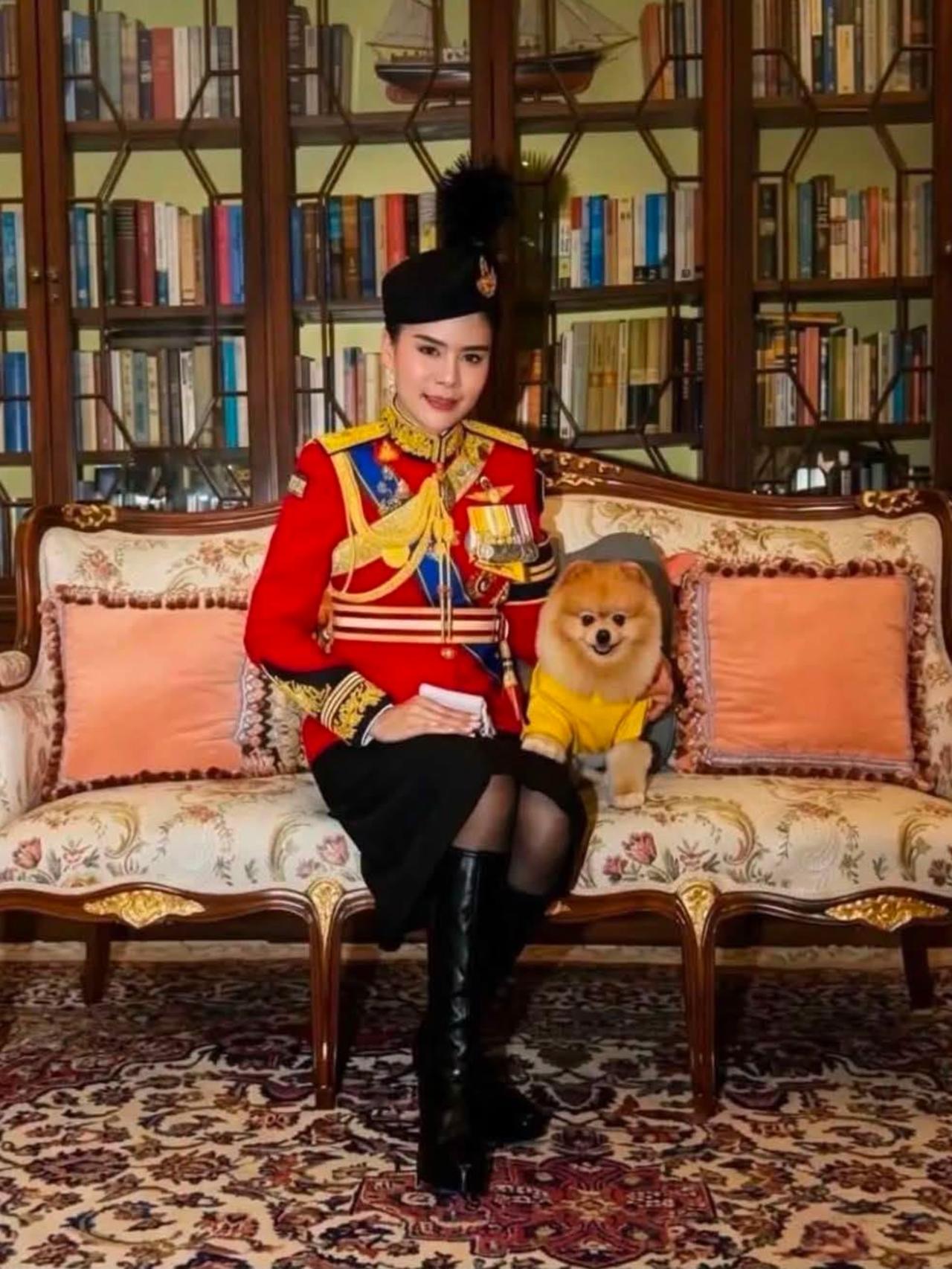 欧拉弄最新肖像照，一袭军装又飒又美
泰国女中将欧拉弄，军衔排第三，野心不小盯着第