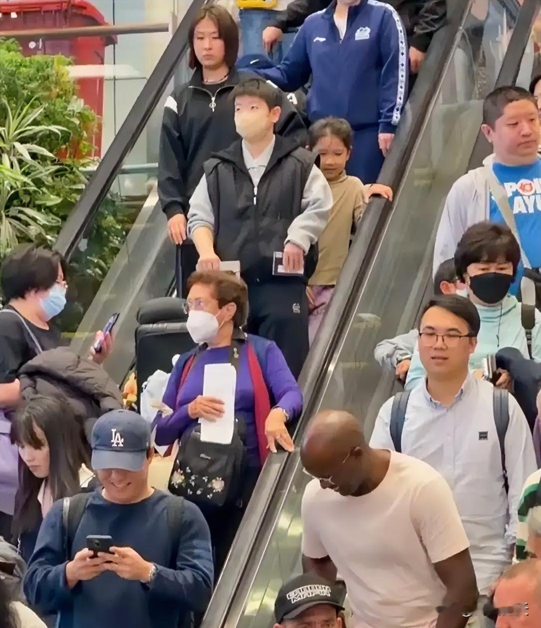 孙颖莎走进平凡。
 今天在新加坡机场的自动扶梯上，各色面孔人流如织，而在这熙攘的