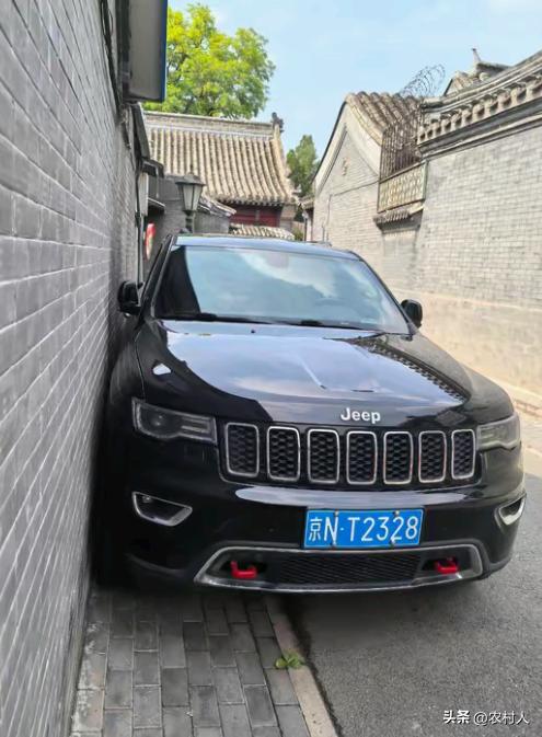 想知道一下北京人停车技术真的有这么好吗？直接是贴在墙面上，一点缝隙都没有。现实中