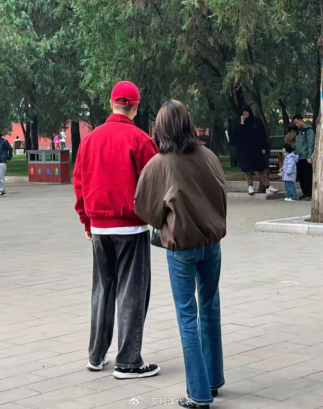 李纯马頔逛地坛公园地坛公园偶遇李纯马頔 李纯马頔逛地坛公园被偶遇，李纯看起来好瘦