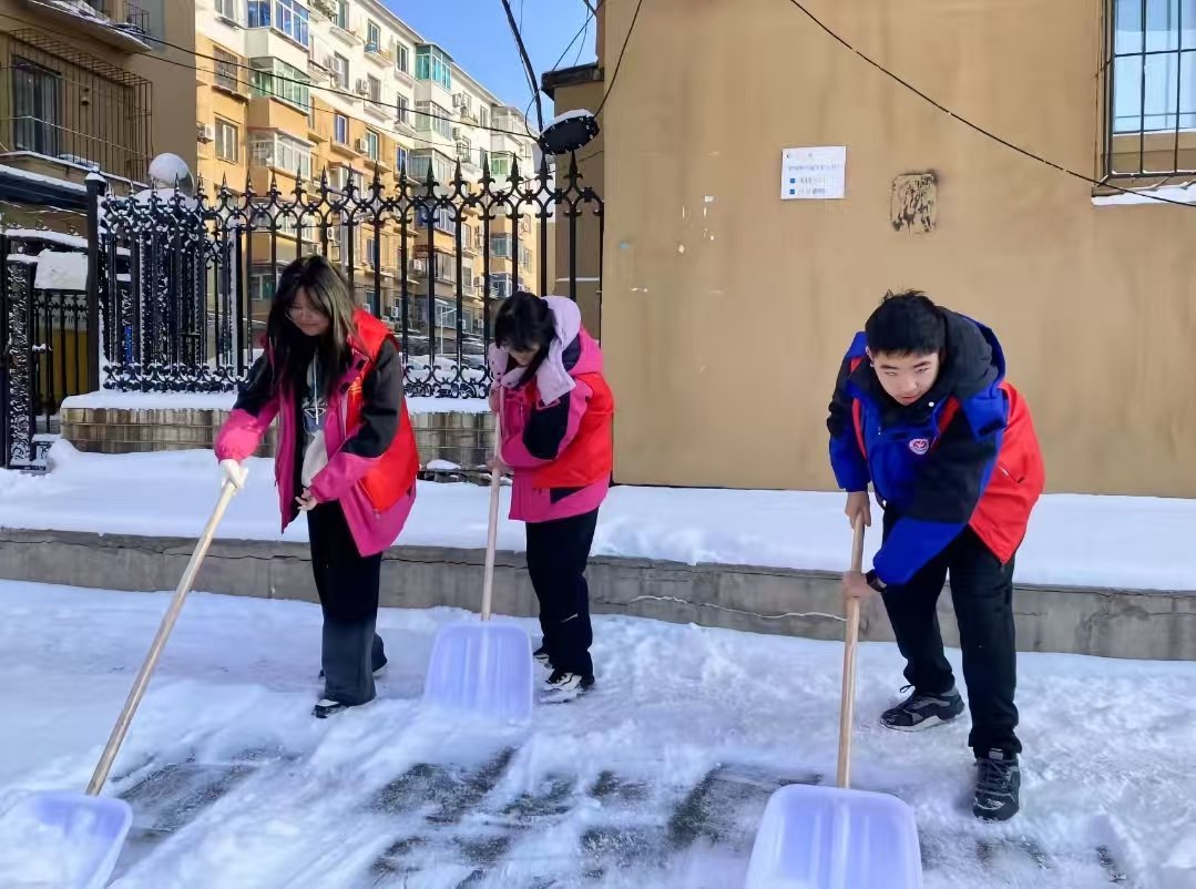 秦岭笑谈 【扫雪破冰暖民心 校地同心护平安】——曲阜师范大学青禾拾遗实践队寒假社