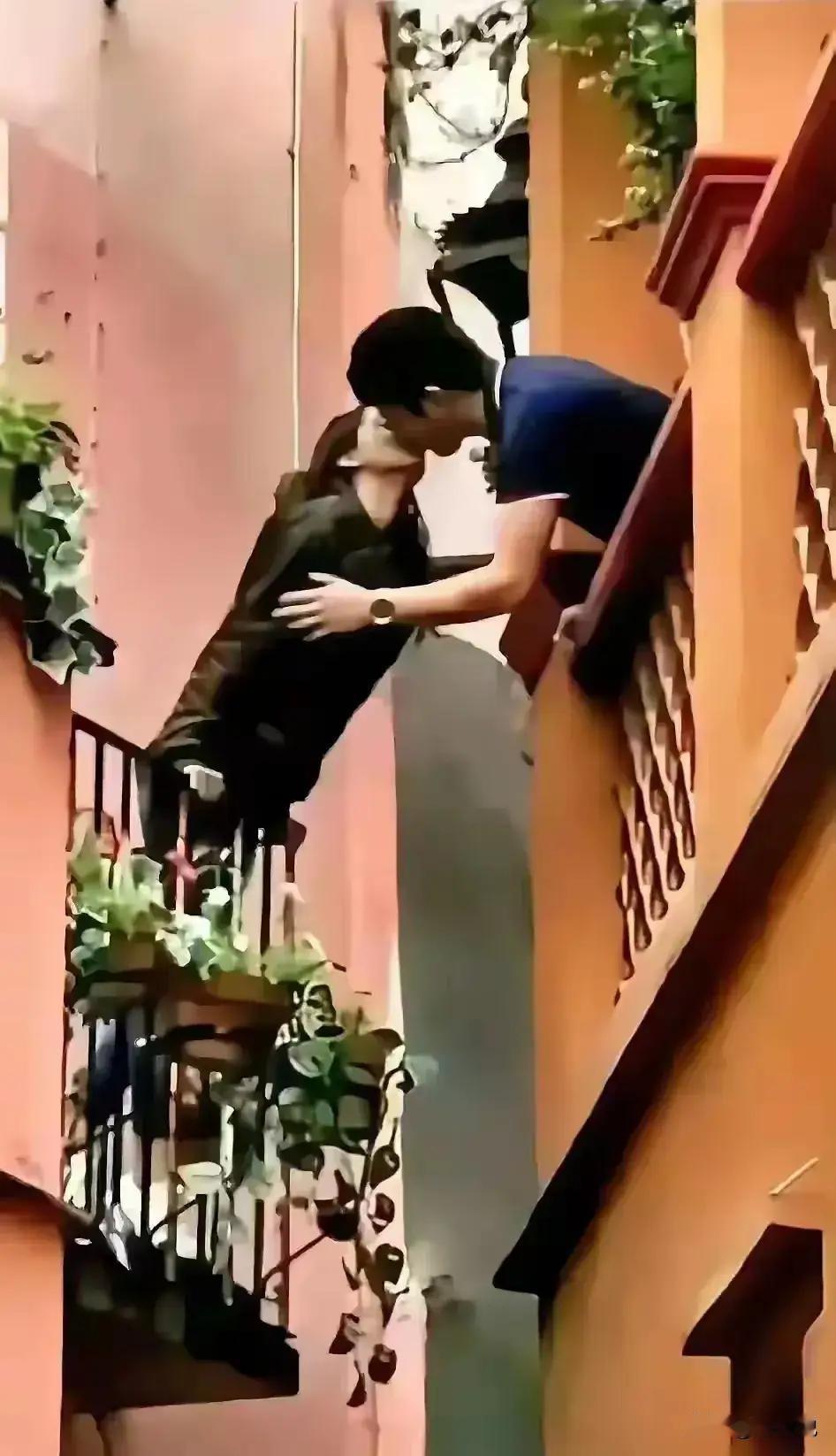 上联：您若对得此下联，我便与你相逢一笑，肝胆相照，天涯路上共同行！

 
您若对