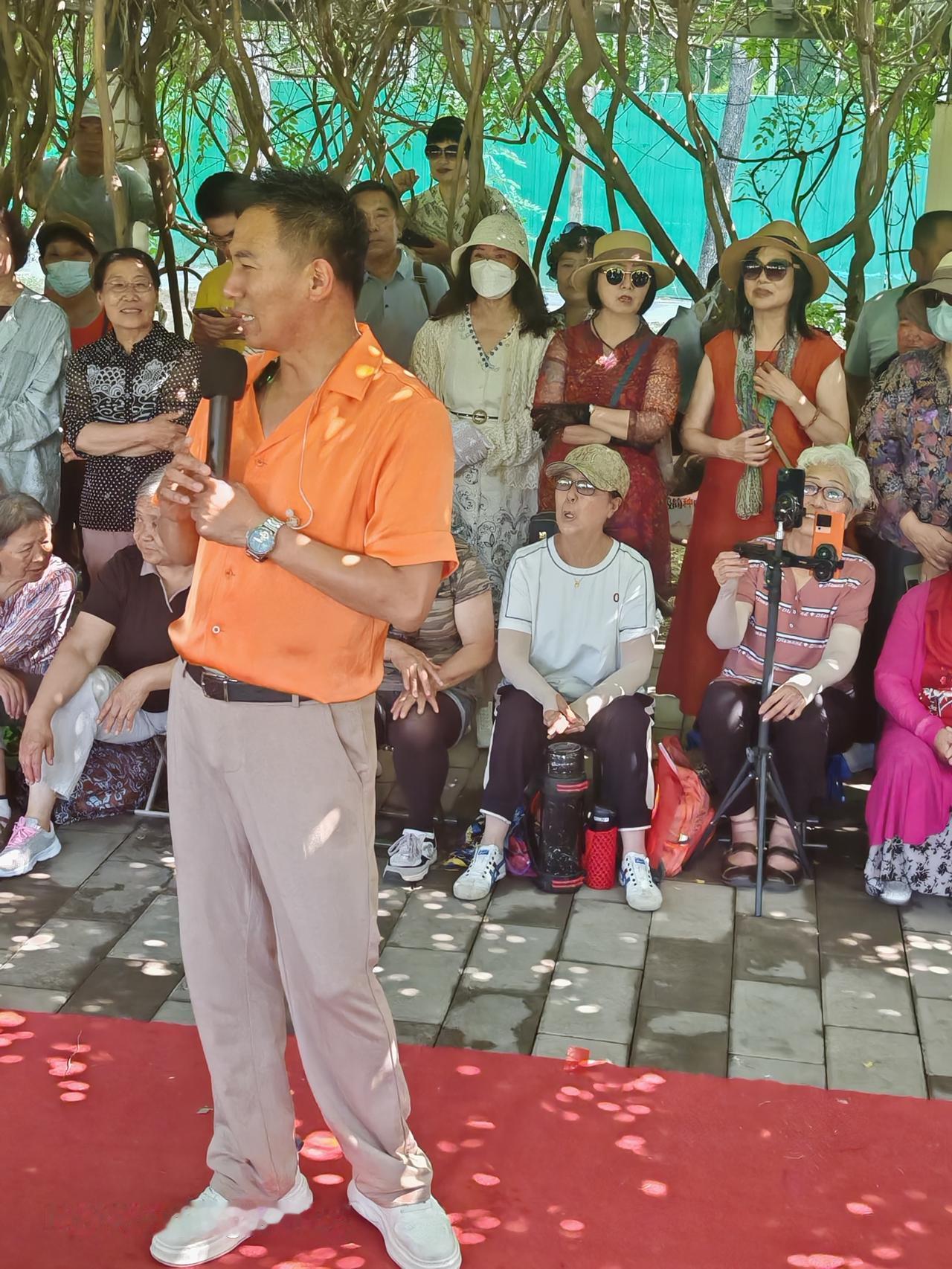 通州梨园公园的魏广德演唱会，想想就觉得有意思。有人第一次听他唱《卓玛》，还琢磨这