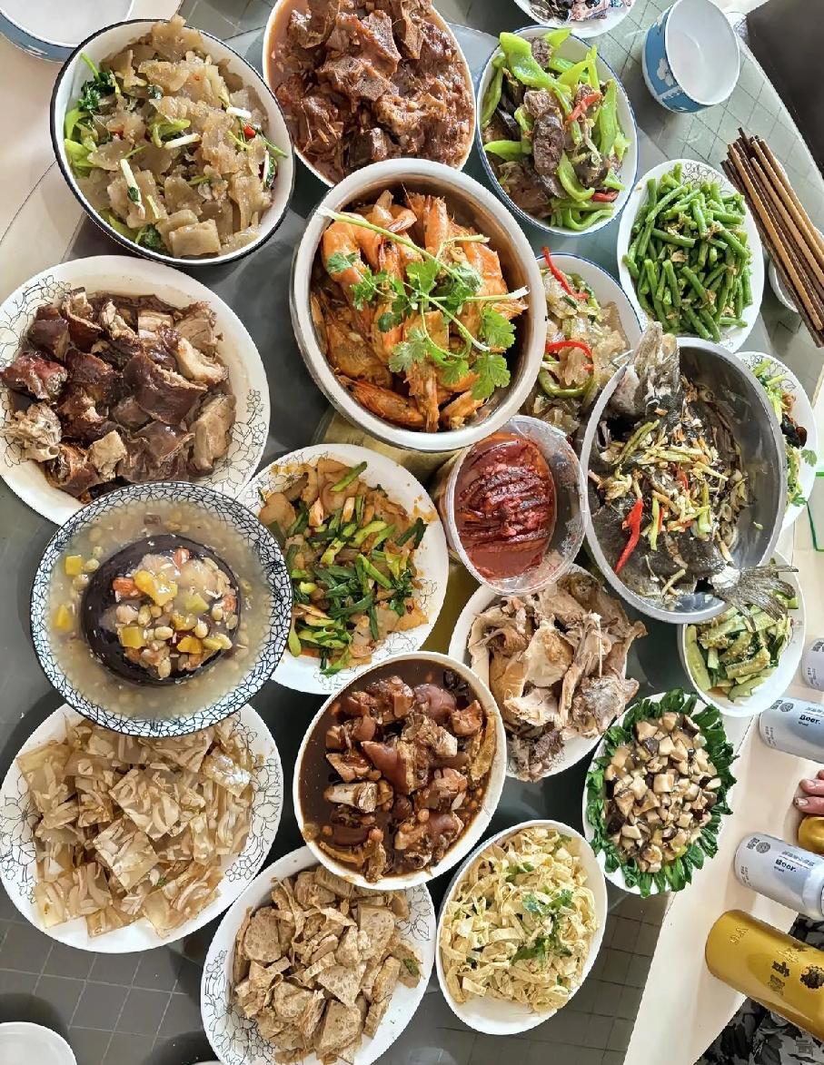 “太搞笑了”！河南妈妈揪着儿子的耳朵说吃席要折剩菜回家，不然的话不让回家。

河