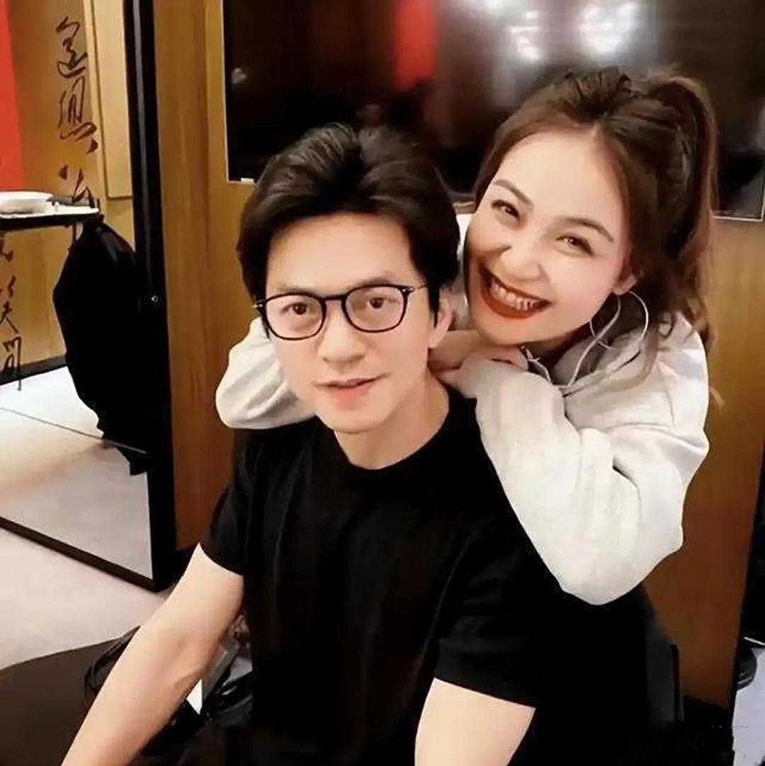 50岁李健不换豪宅，无车无房无孩子，却活出神仙日子：洒脱才是最高级的快乐。

被