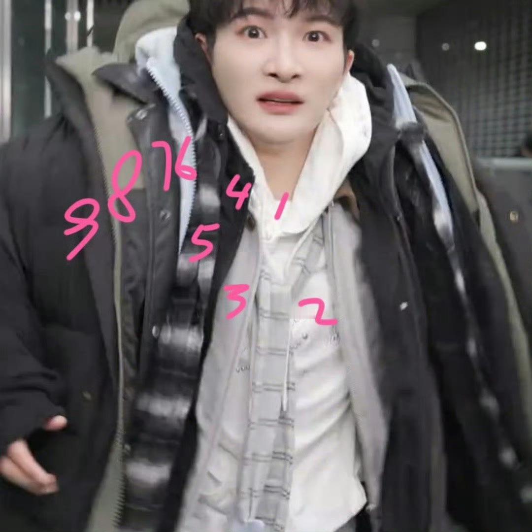 周深解锁机场穿搭新方式！洋葱式叠穿法上身十件衣服，像极了手提行李超重时疯狂往身上