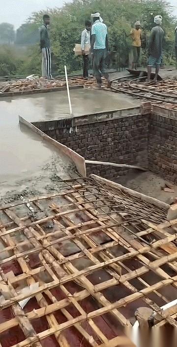 我们村里有栋废了二十多年的房子，天花板整个塌下来，像个张着大嘴的怪物。
这不是天