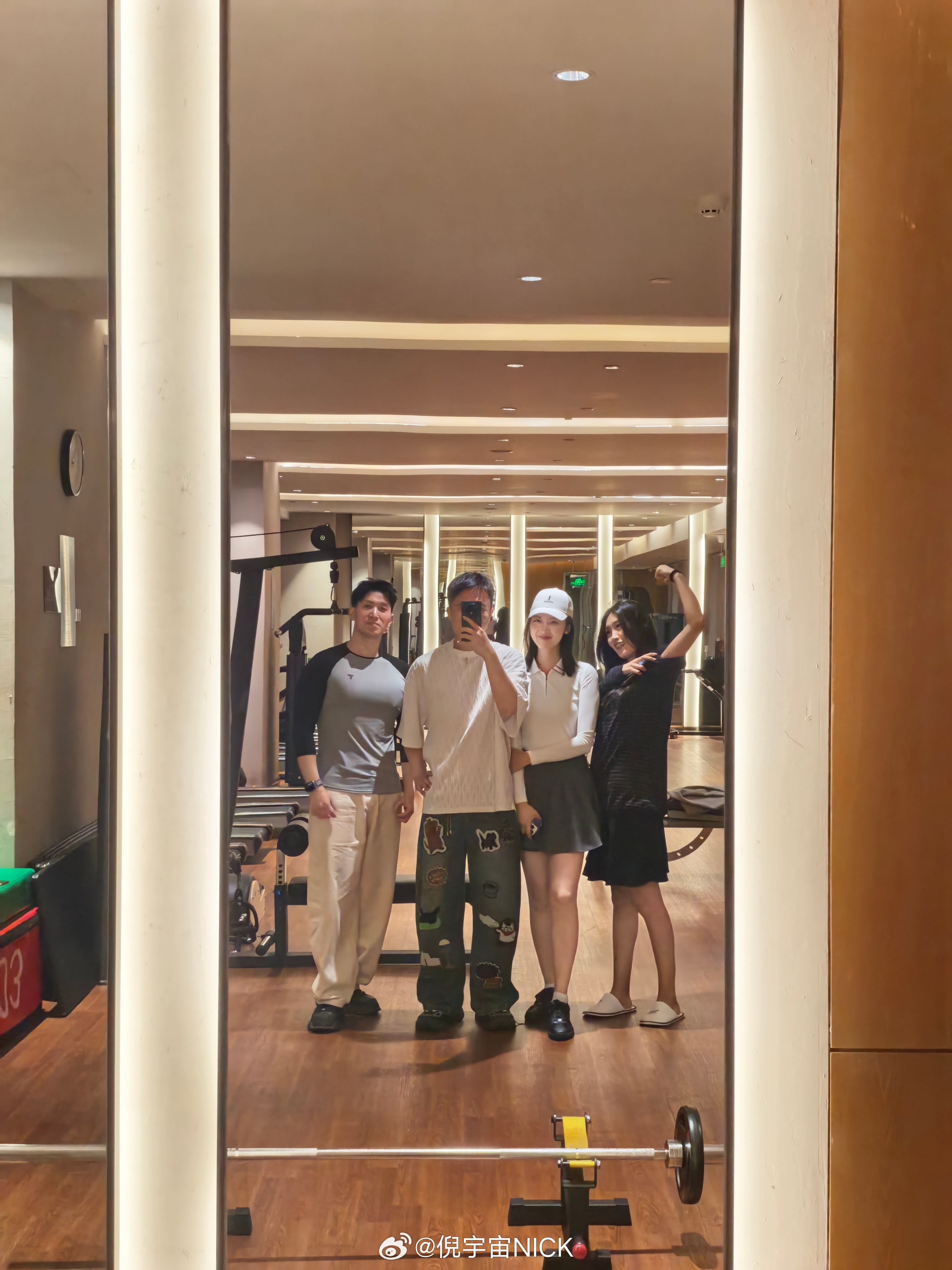 又是一天练到健身房关门 这一次很极限 只留给我们五分钟的创作时间 10：55到的